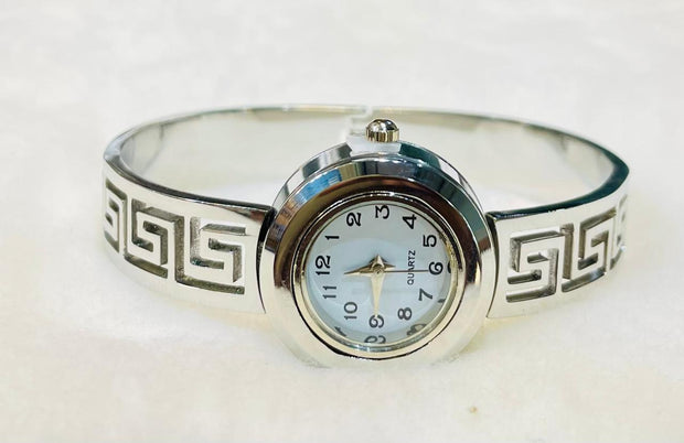 Elegant Silver Quartz Women’s Bracelet Watch – Stylish & Versatile