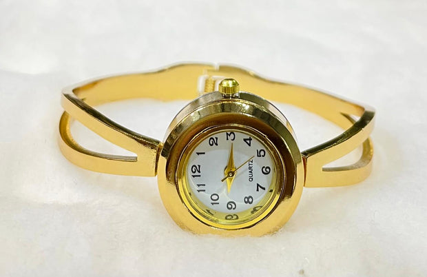 Elegant Gold Bracelet Watch – Quartz Women’s Timepiece
